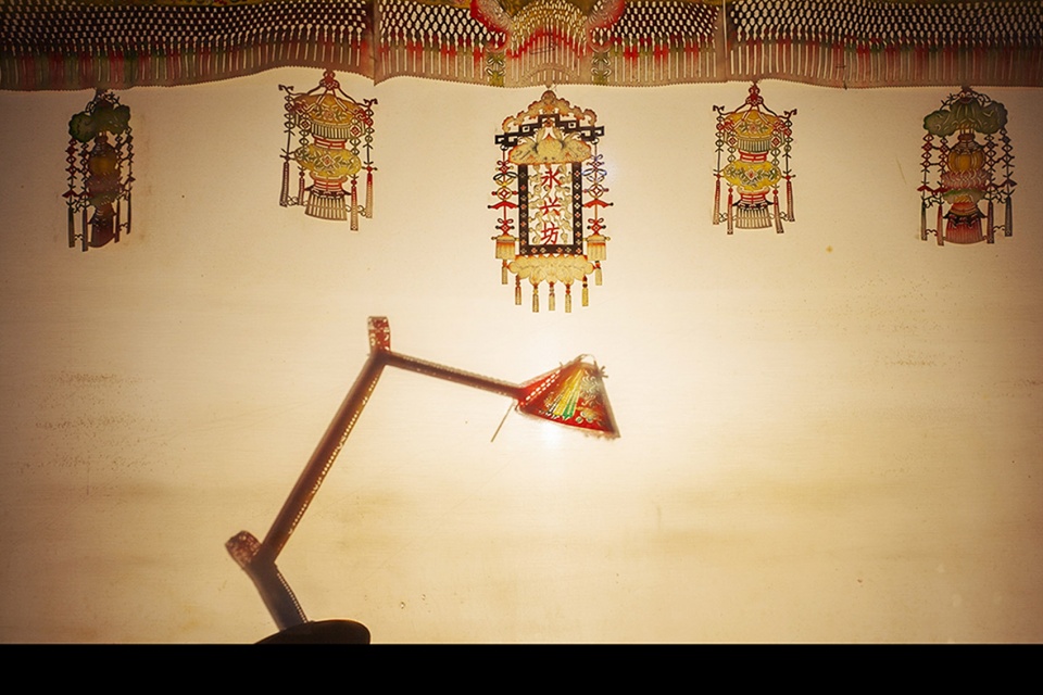 play the lamp by studio monana