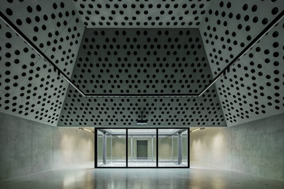 beton eisack hq by pedevilla architects