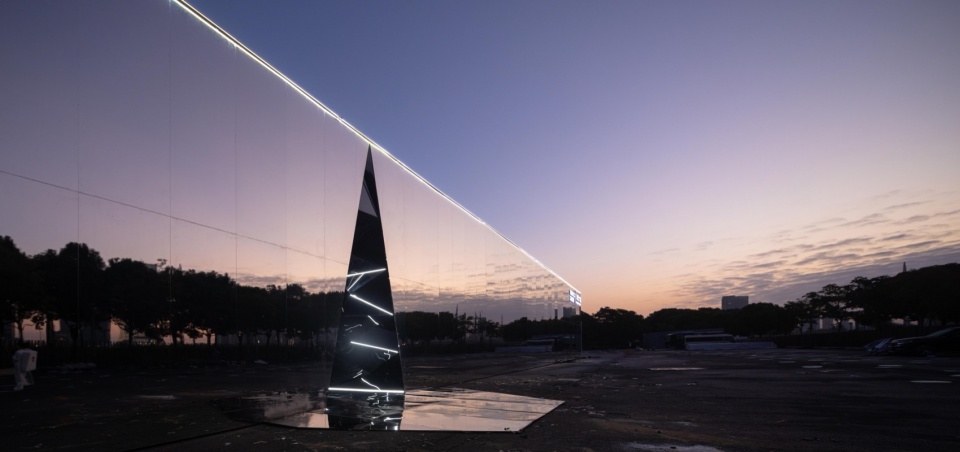 the mirror of design an experiment about disappearance by oumoumou studio