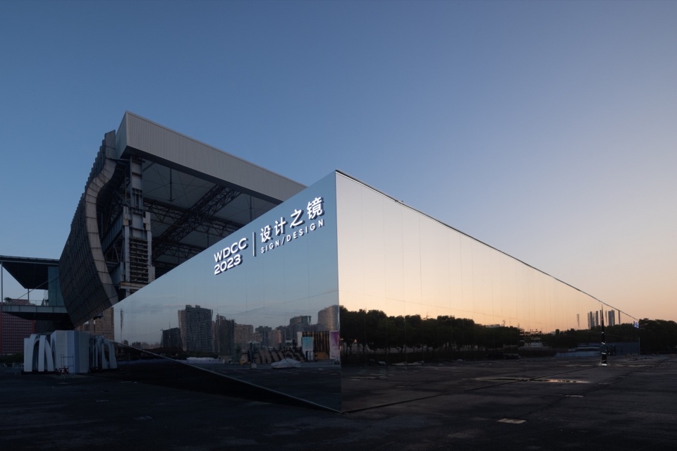 the mirror of design an experiment about disappearance by oumoumou studio