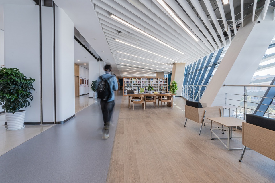 Zhejiang Sci Tech University School of Fashion Library Building by Chinacuc