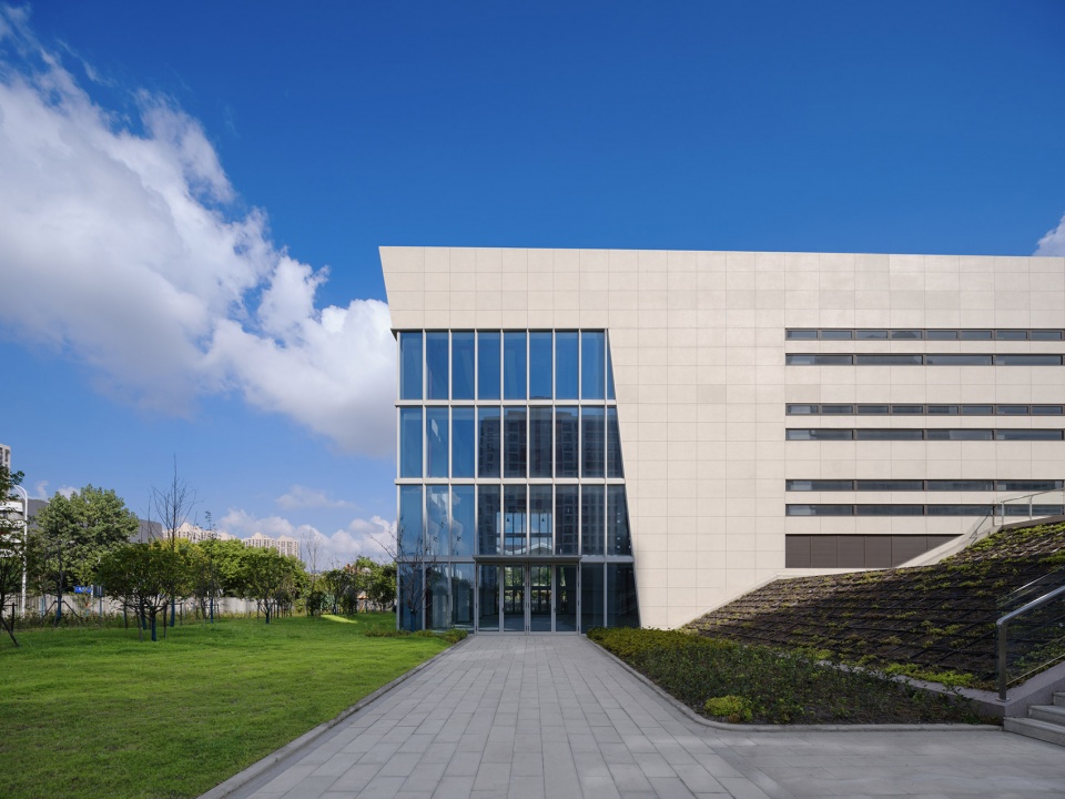 Shanghai Sanlin Yide Community Culture and Sports Center by SUNYAT ARCHITECTURE