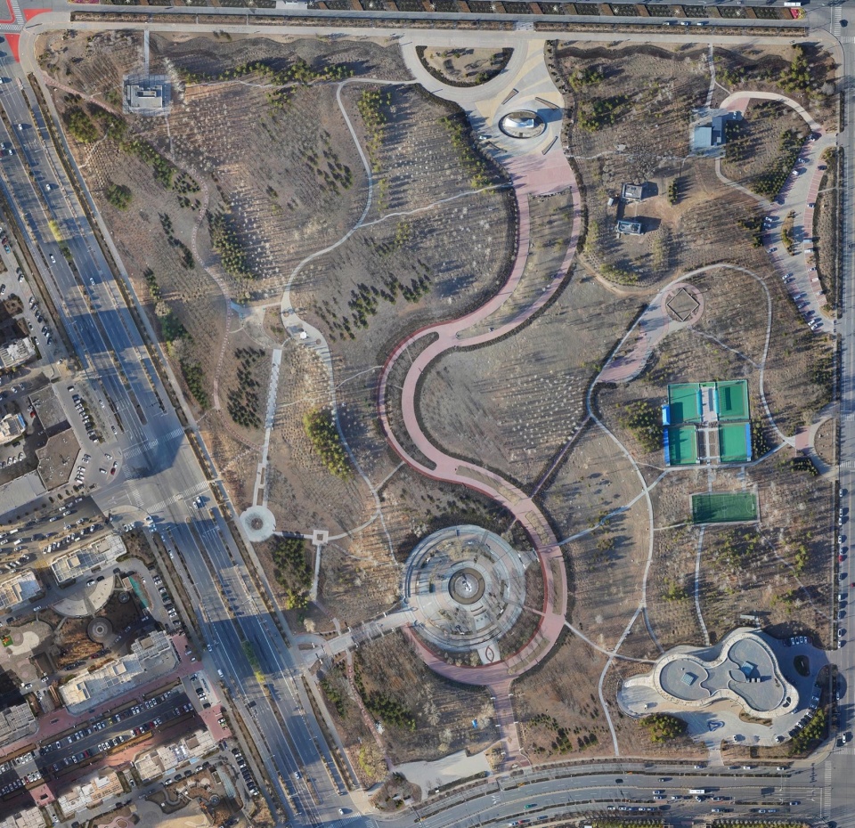 改造前广场全景©鄂尔多斯市康巴什区园林绿化事业服务中心 ordos smart sports park by plat asia