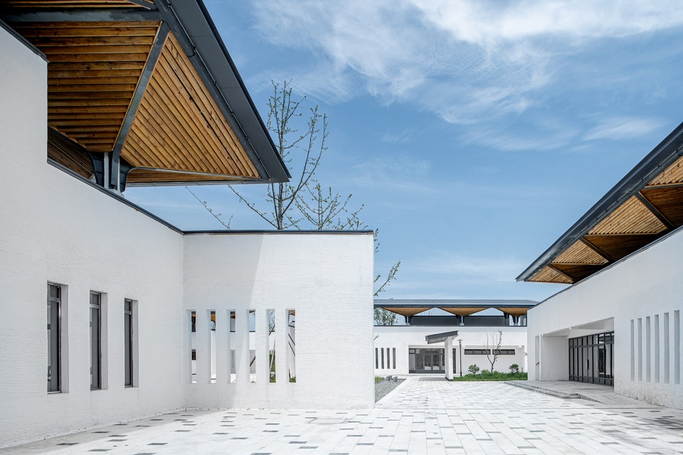 Youran Square in Anqing Zhanghu Park by East China Architectural Design Research Institute
