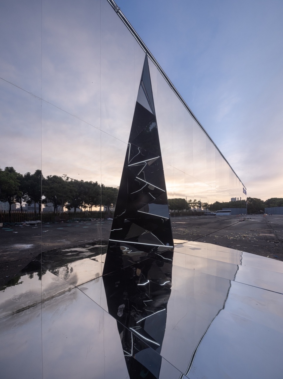 the mirror of design an experiment about disappearance by oumoumou studio