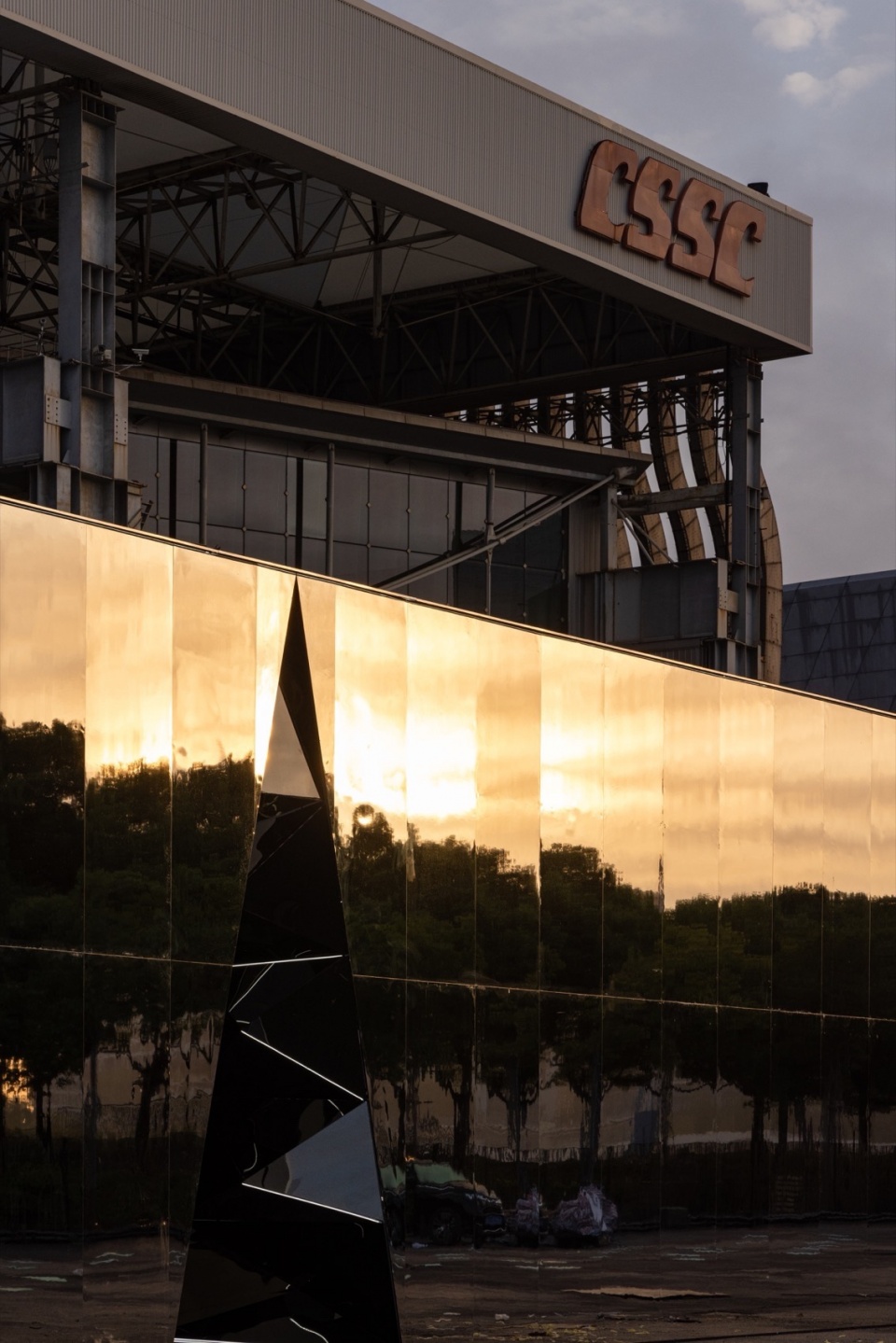 the mirror of design an experiment about disappearance by oumoumou studio