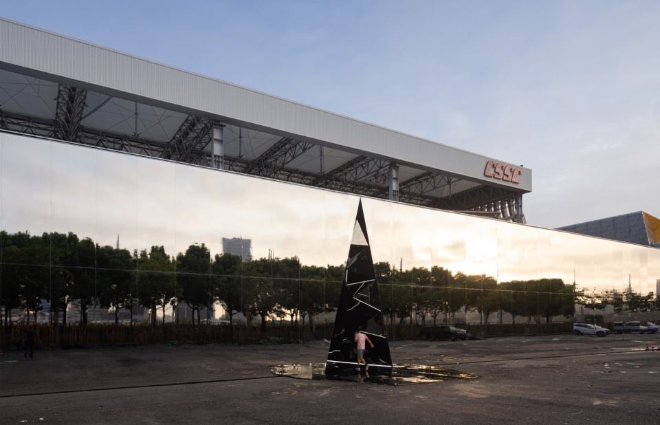 the mirror of design an experiment about disappearance by oumoumou studio