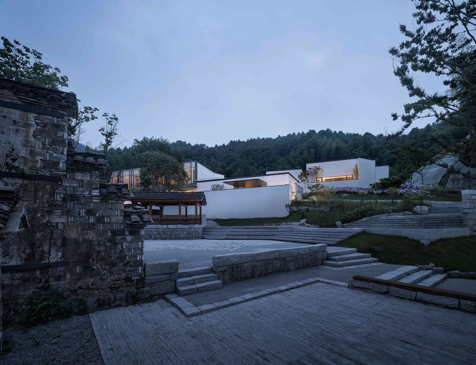ten yards hotel by city town architects