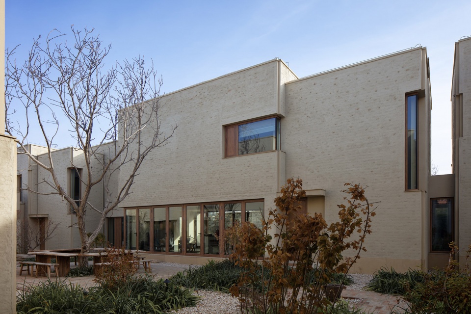the long circle bb by nomos architects