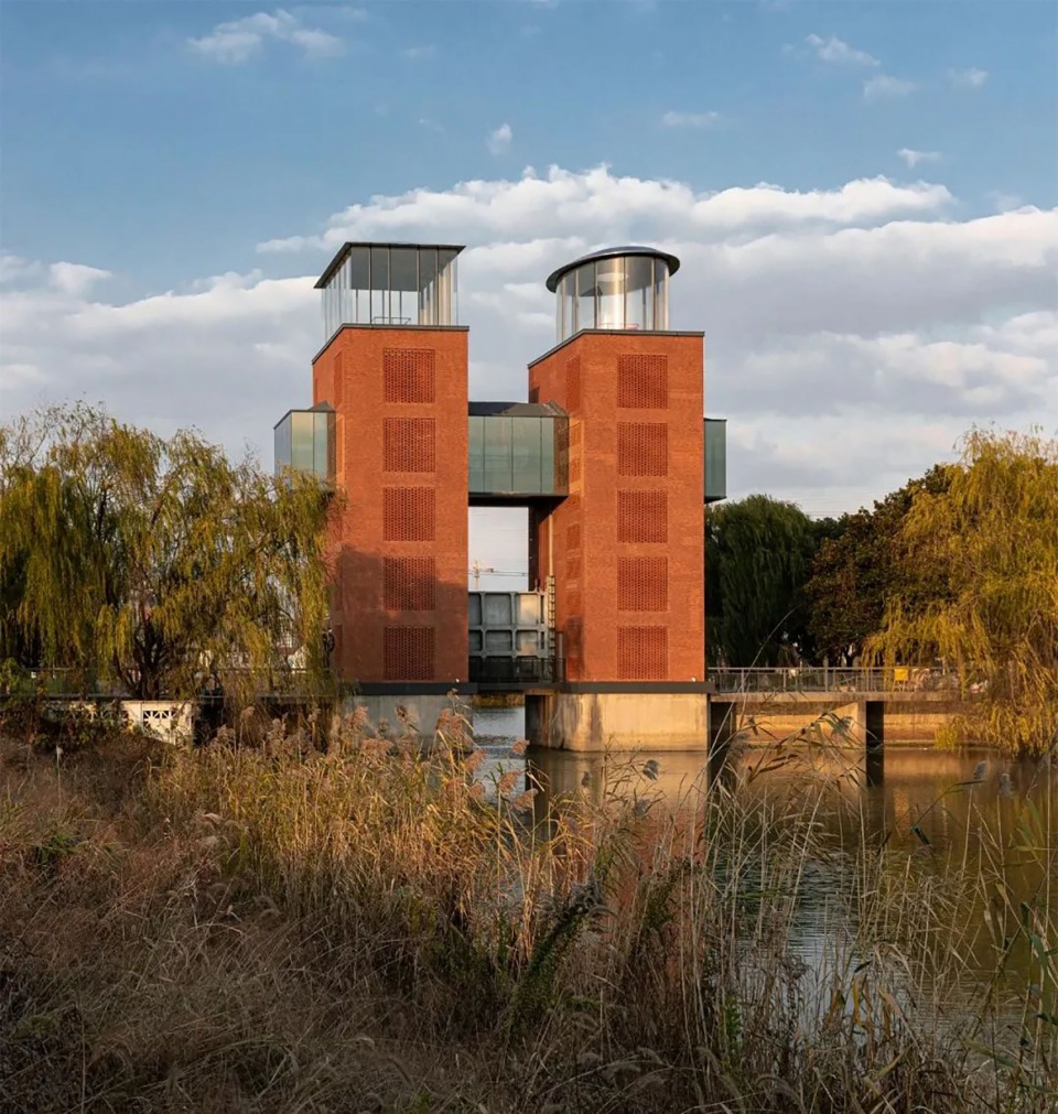 the mirror of design an experiment about disappearance by oumoumou studio