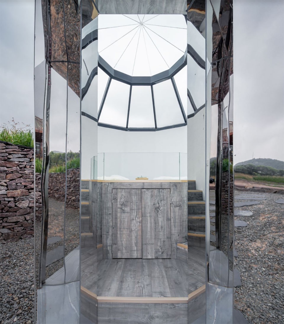 the mirror of design an experiment about disappearance by oumoumou studio