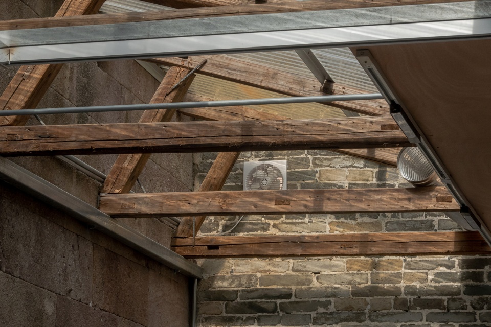 原建筑木梁改造为厨房顶部新结构Original wooden beams transformed into new structure for the top of the kitchen
