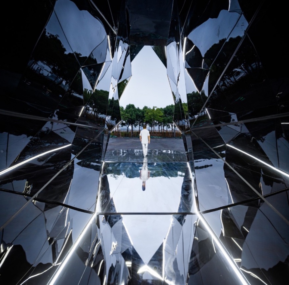the mirror of design an experiment about disappearance by oumoumou studio