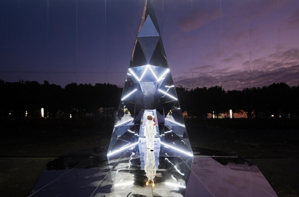 the mirror of design an experiment about disappearance by oumoumou studio