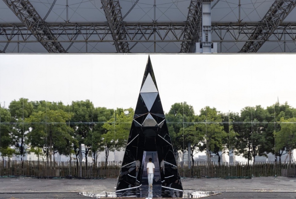 the mirror of design an experiment about disappearance by oumoumou studio