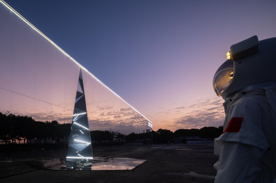 the mirror of design an experiment about disappearance by oumoumou studio
