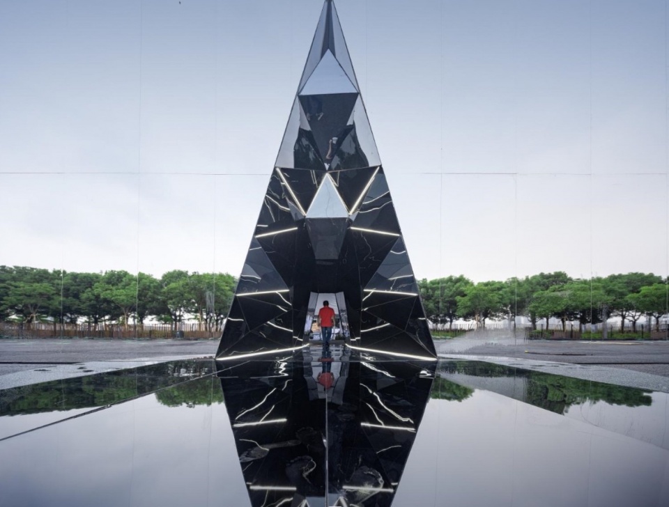 the mirror of design an experiment about disappearance by oumoumou studio