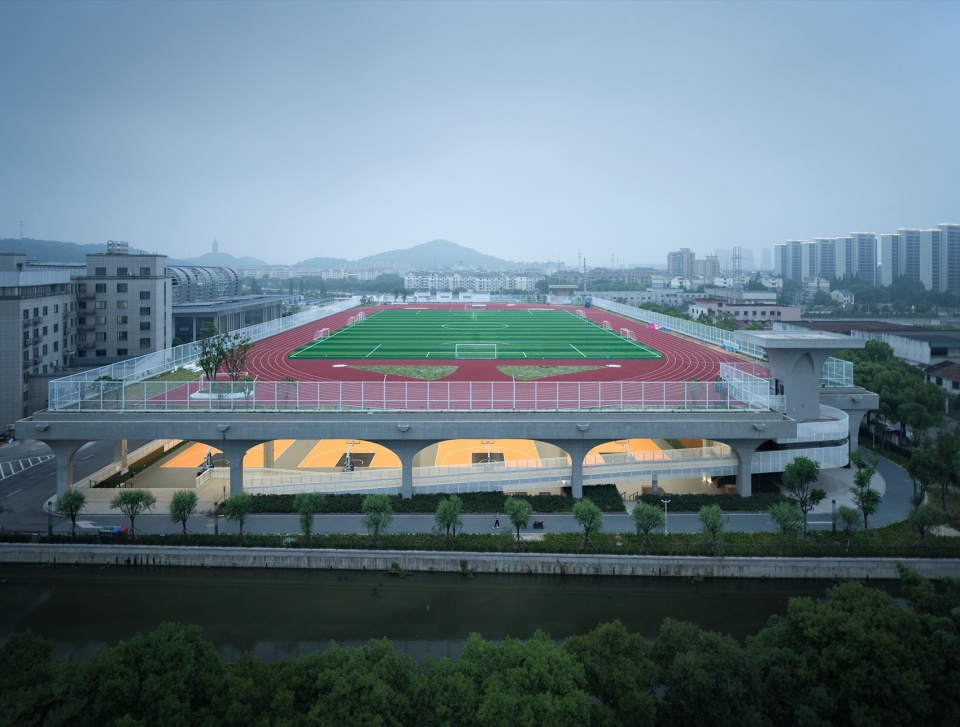上下叠合的运动场 indoor sports field of shaoxing university by uad