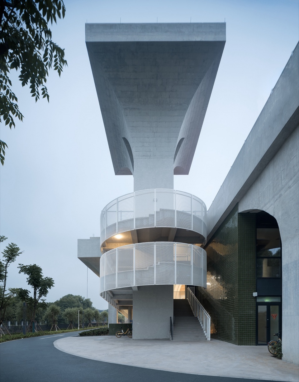 通往屋顶的室外楼梯 indoor sports field of shaoxing university by uad