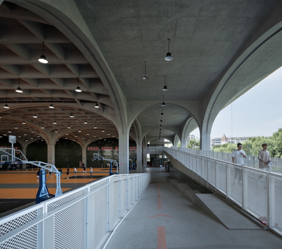链接运动场的坡道 indoor sports field of shaoxing university by uad
