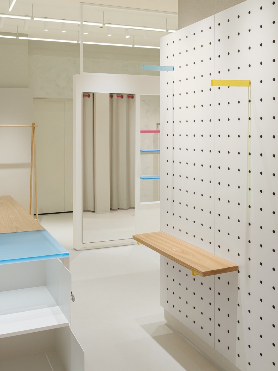 .点与线的空间语言 ©刘星昊 言隅 zuczug flat taikoo li store by flip studio