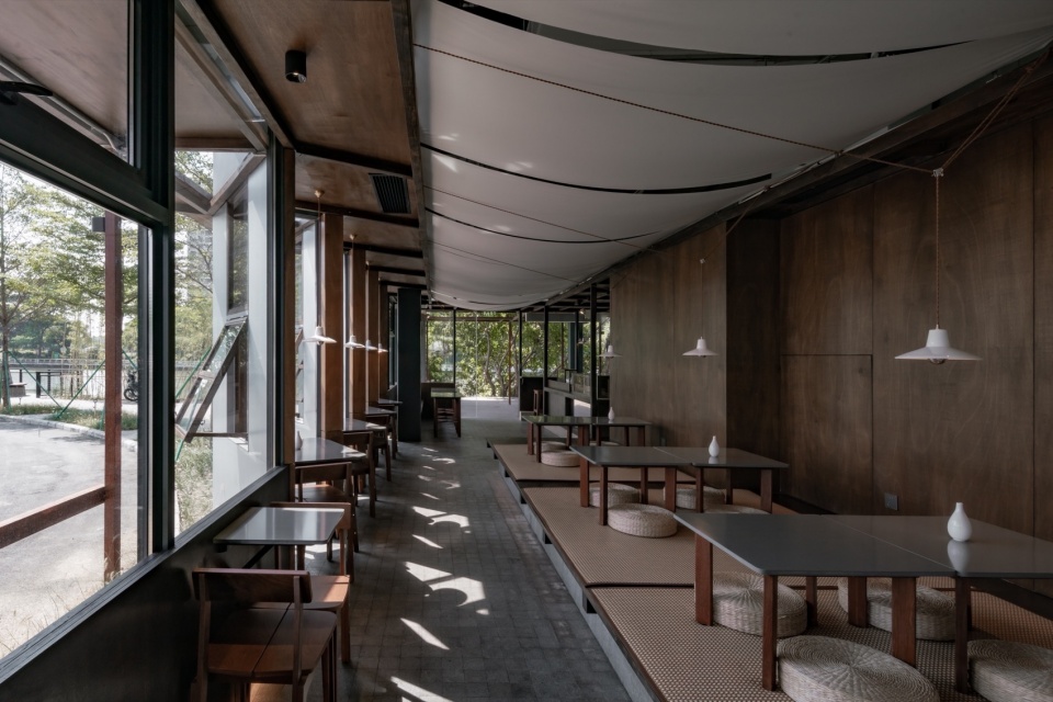 Interior 1 何振中