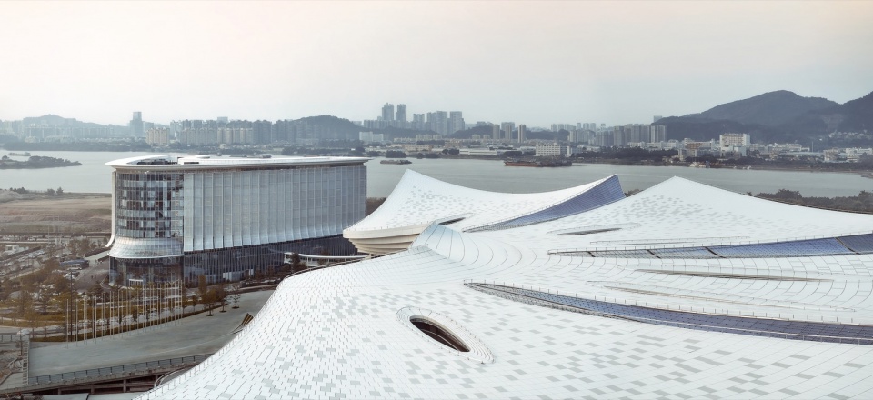 ▲IFF国际会议中心起伏的屋顶Undulating roof of IFF Convention Center@章鱼见筑