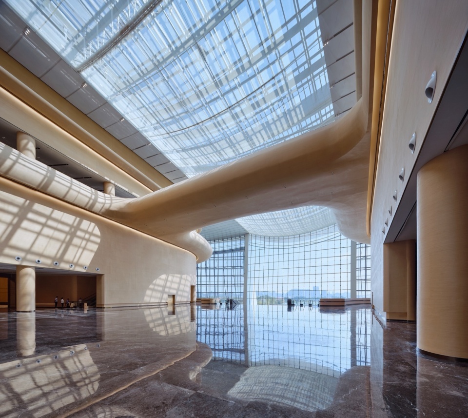 ▲IFF国际会议中心通山达海的内部视野Framing the picturesque scenery into the building@章鱼见筑