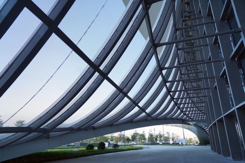 ▲PTFE膜下灰空间Elevated semi outdoor space under PTFE @Liu Heng