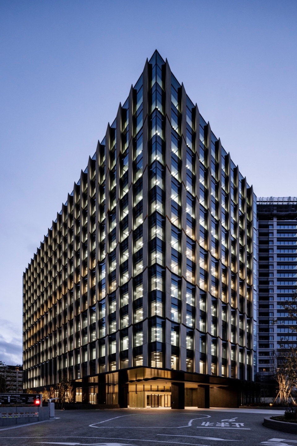 ★25 Koji Horiuchi jr meguro marc building by nikken sekkei ltd