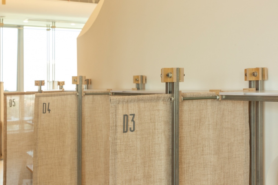 座位之间的布帘隔断 Fabric Curtain Partition Between Seats skyline study studio