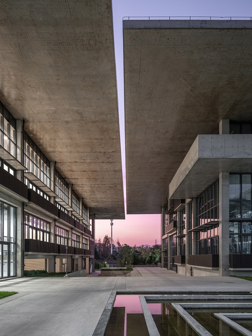 黄昏中的报告厅(左)及活动中心(右) Lecture Hall(lift)and Activity Center right at dusk ©田方方
