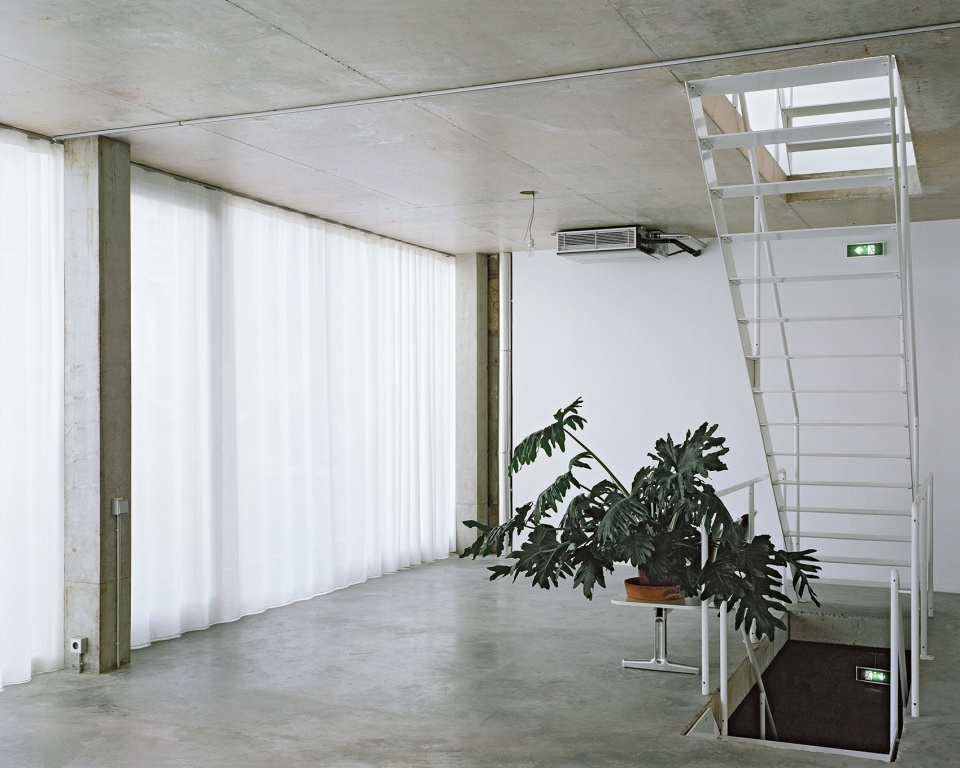 larl building by philippe dubus architectes