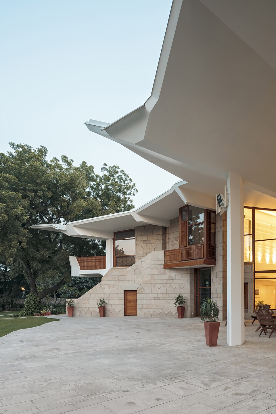 finnish embassy in new delhi by ala architects