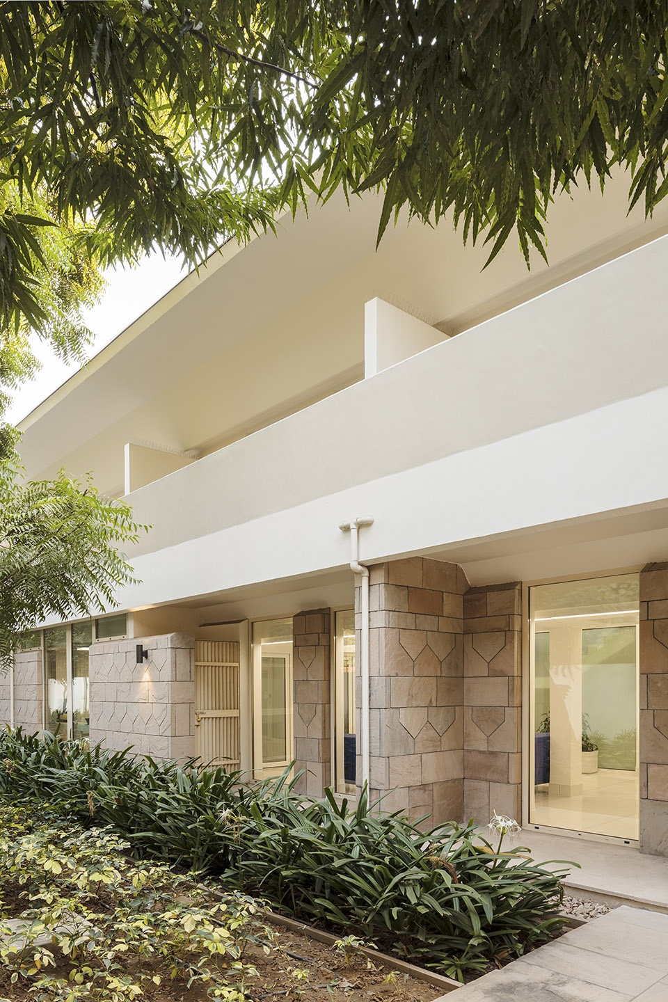 finnish embassy in new delhi by ala architects