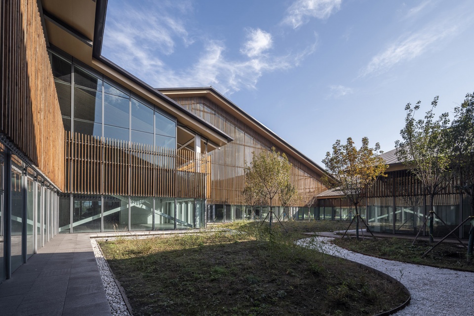 Xiangfen Xingyuan Swimming Pool by Atelier Kai Architects