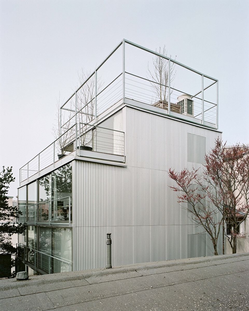 larl building by philippe dubus architectes