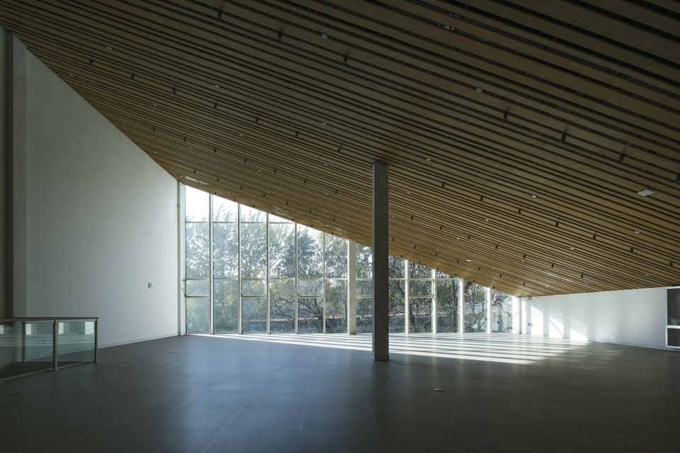 Xiangfen Xingyuan Swimming Pool by Atelier Kai Architects