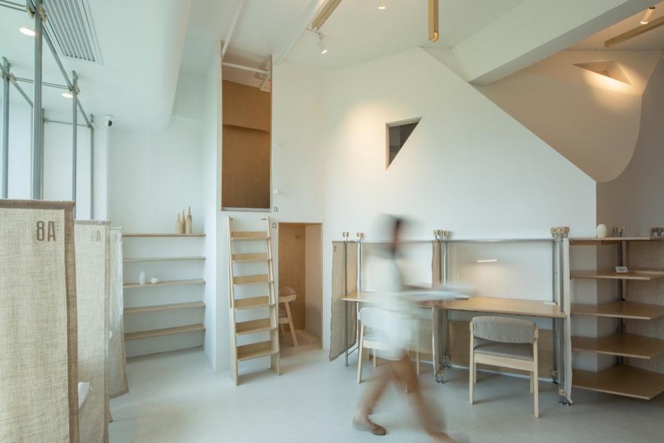 光通过墙体上的三角舷窗进入微光自习区 Light Entering Dim Study Area through Triangle Portholes in Wall skyline study studio