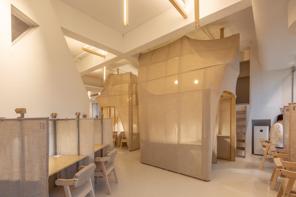 在黄昏灯光下的开放自习区 Open Study Area in the Evening Light skyline study studio