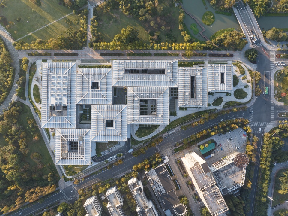 . 鸟瞰8栋伞形建筑组成的整体 Birds eye view of a complex of 8 buildings of umbrella form ©田方方