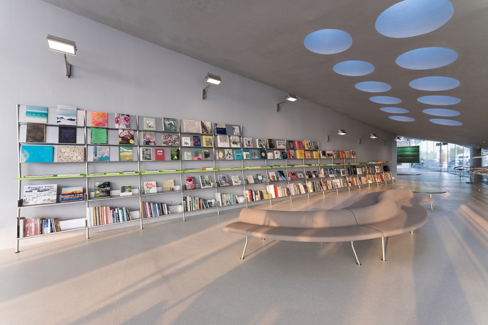 Interior and furniture design of JUANZONG BOOKS cafe by CASE PAVILION