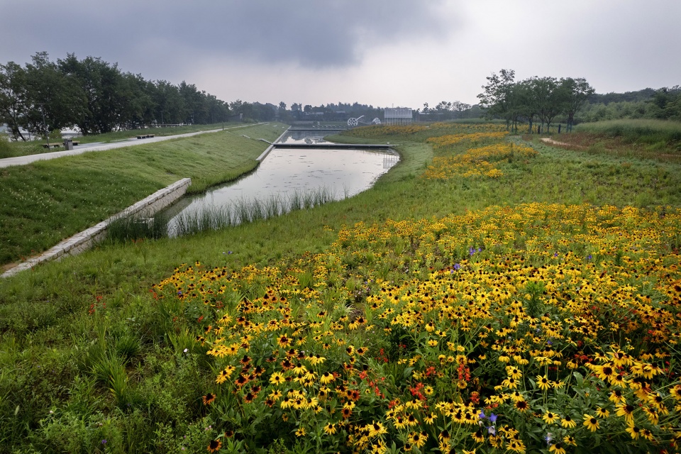 Between the Rain Fengxiangzhou Water Park China by Z T Studio