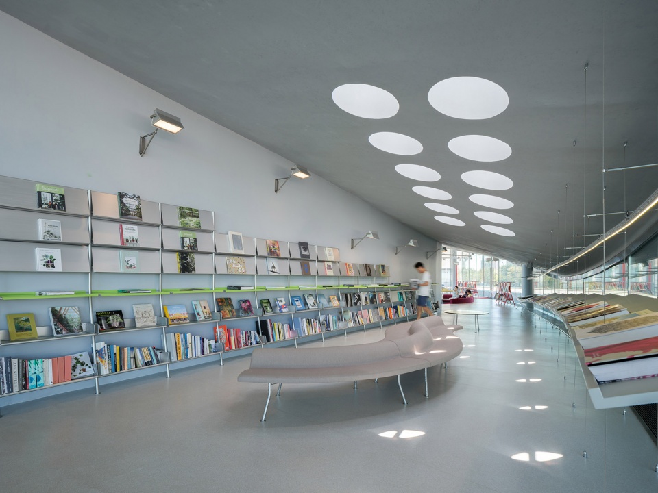 Interior and furniture design of JUANZONG BOOKS cafe by CASE PAVILION