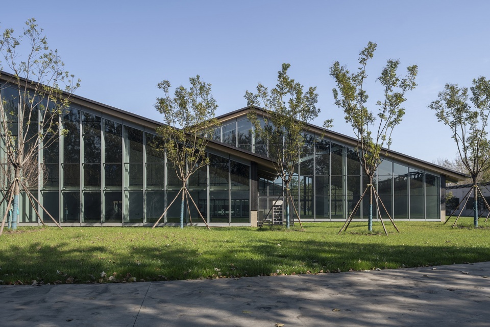 Xiangfen Xingyuan Swimming Pool by Atelier Kai Architects