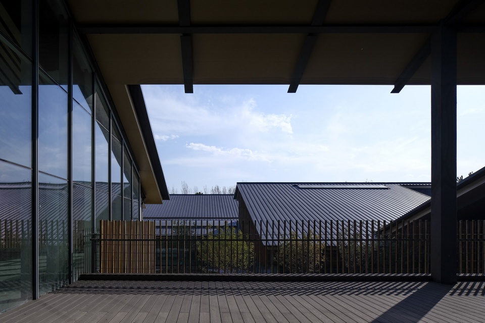 Xiangfen Xingyuan Swimming Pool by Atelier Kai Architects