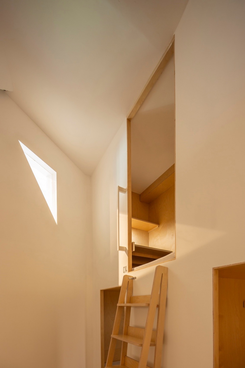光通过三角舷窗投射到微光区內 Light Passing through Triangle Porthole Projecting into Dim Area skyline study studio