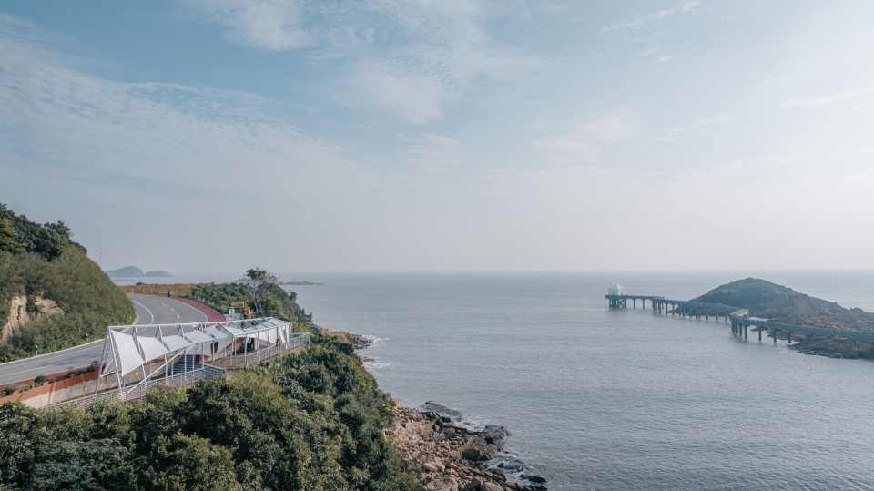.与观潮站遥相呼应的休息亭 youth and the sea xiangshan coastal scenic road theme station
