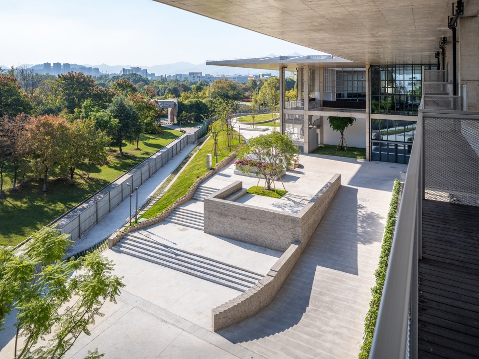 . 从教学楼阳台看公园 View of the park from a balcony of Teaching Building ©田方方