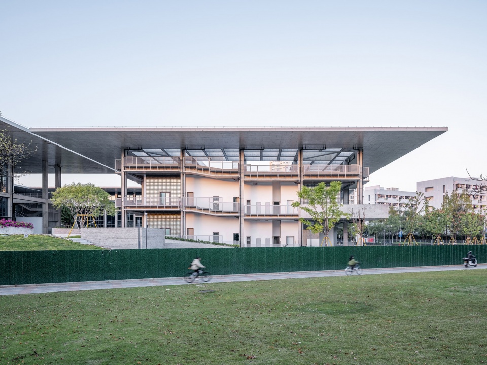 . 教学楼南立面 South facade of Teaching Building ©田方方